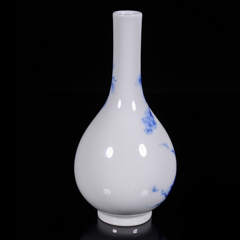 Small blue and white ‘Dan Ping’ vase, Minguo