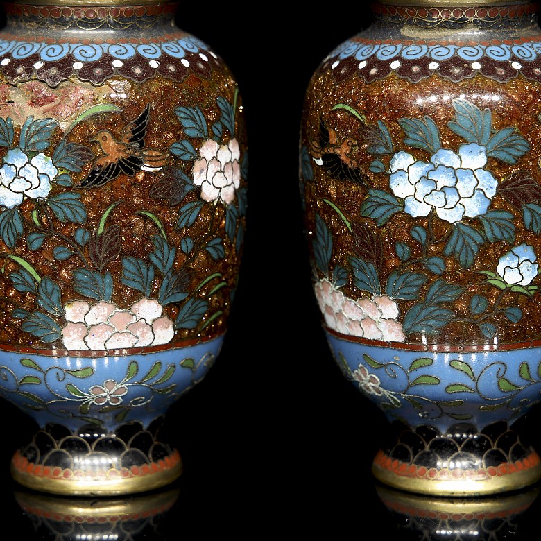 Pair of small enamelled bronze vases, 20th century - 5