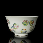 Polychrome porcelain bowl ‘Scenes’, Qing dynasty