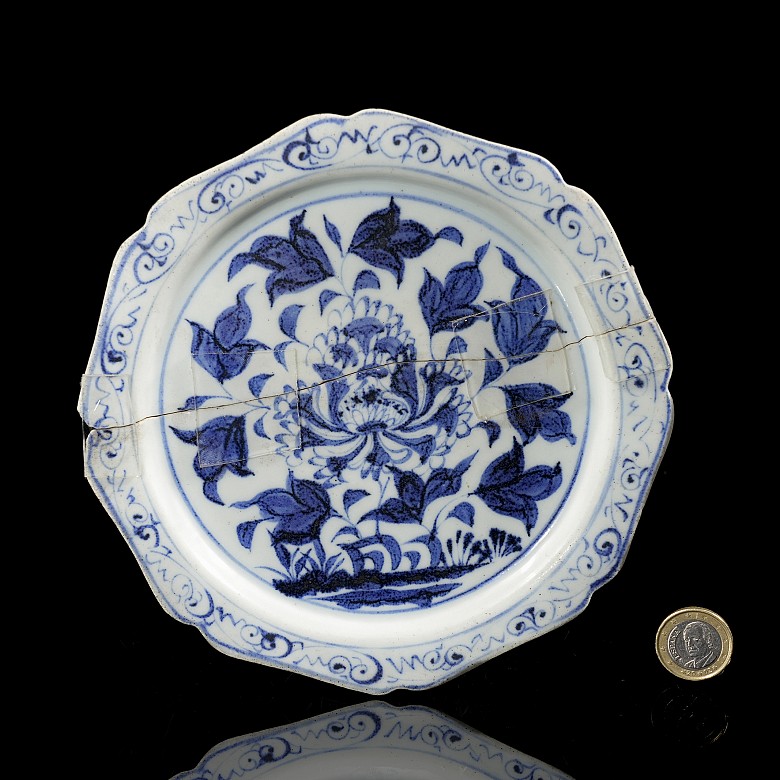 Blue-and-white glazed porcelain ‘Lotus’ dish, Yuan dynasty