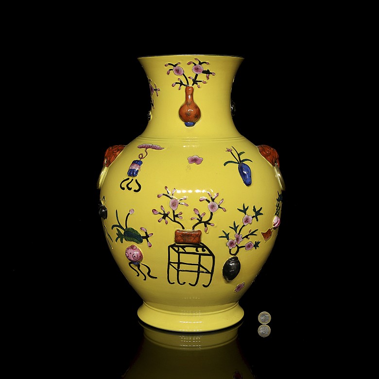 Porcelain vase ‘Famille Jaune Rouleau’, with Qianlong Seal