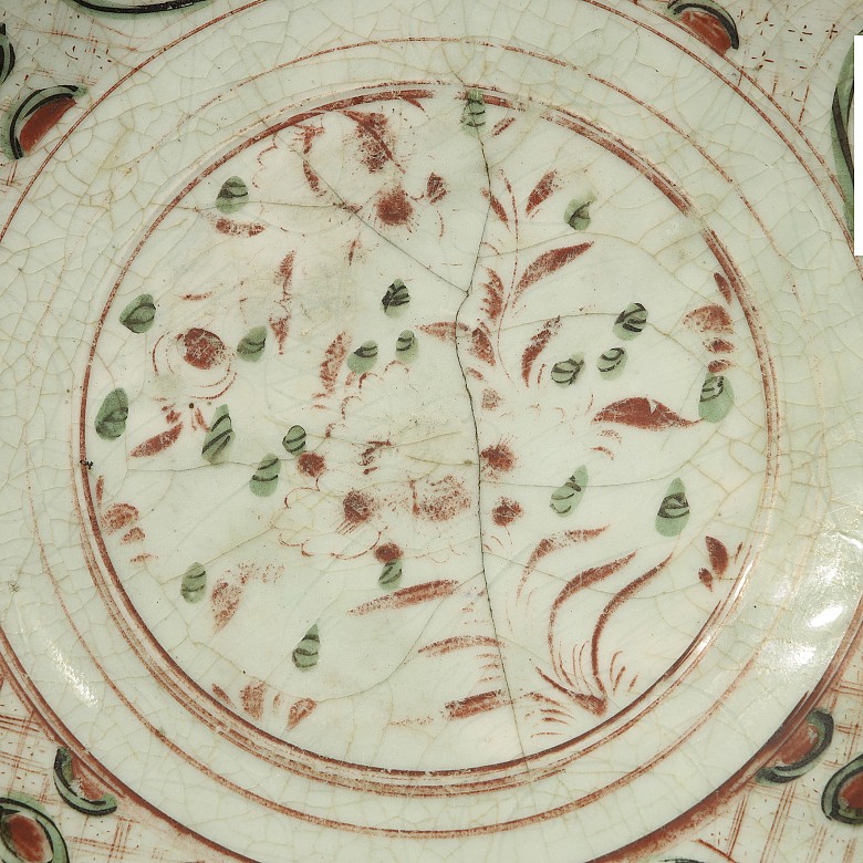 A Swatow enamelled dish, Ming dynasty