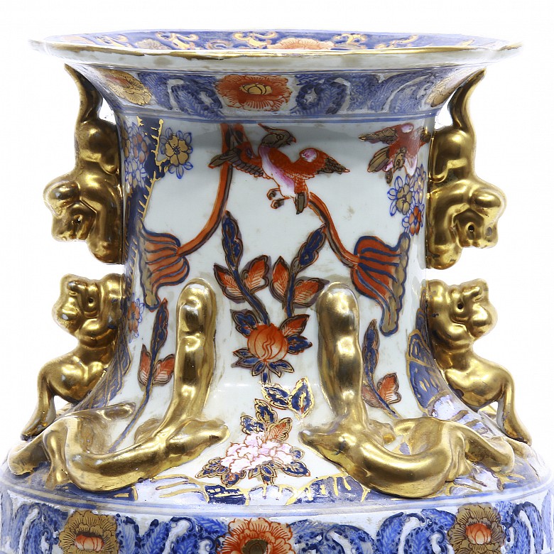 Chinese porcelain vase on a pedestal, 20th century