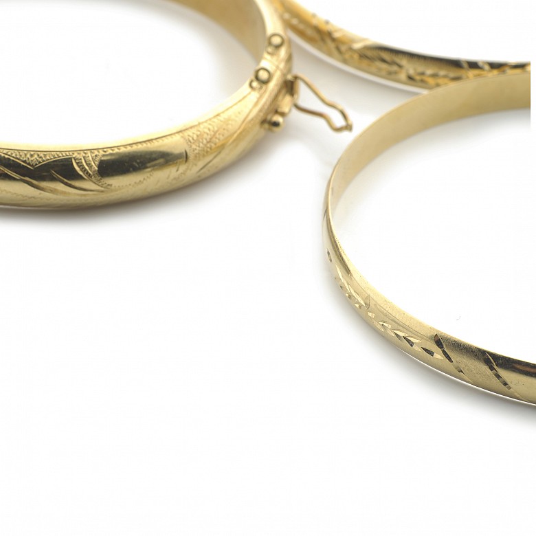 Lot of three bracelets in 18k yellow gold