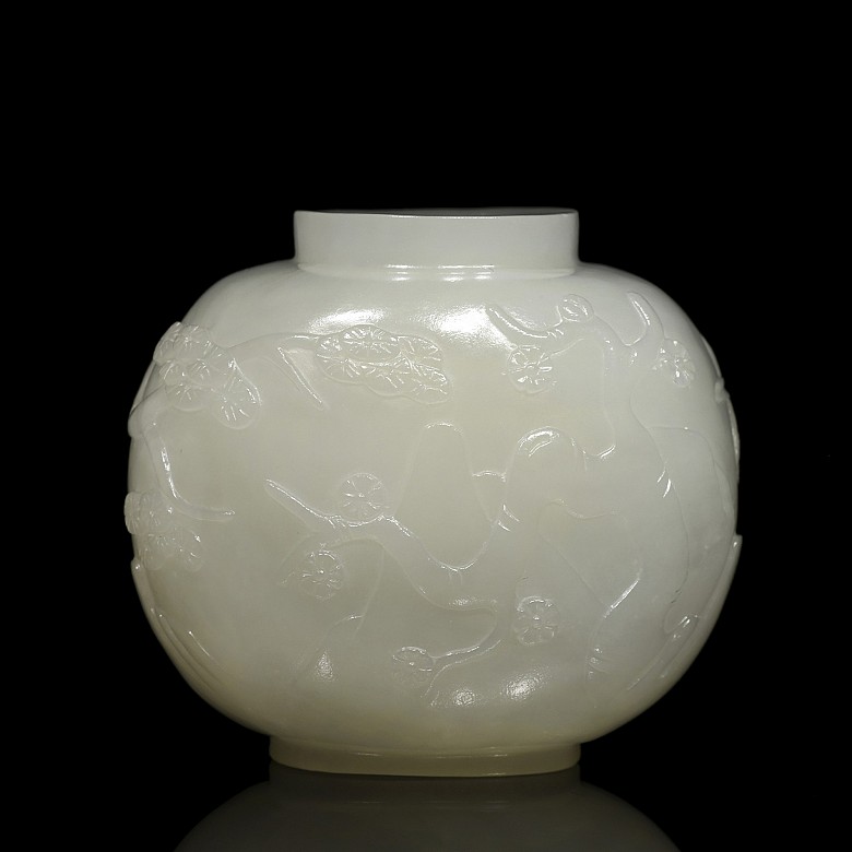 White jade snuff bottle ‘Landscape’, Qing Dynasty