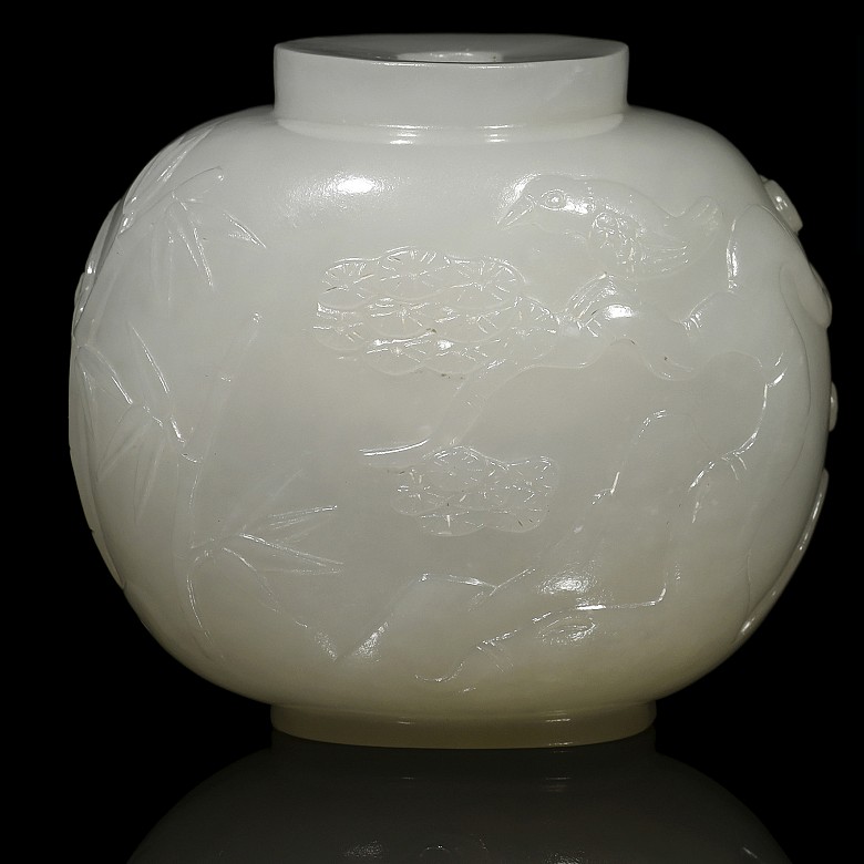 White jade snuff bottle ‘Landscape’, Qing Dynasty