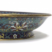 Plato de cloisonné, con sello Qianlong.