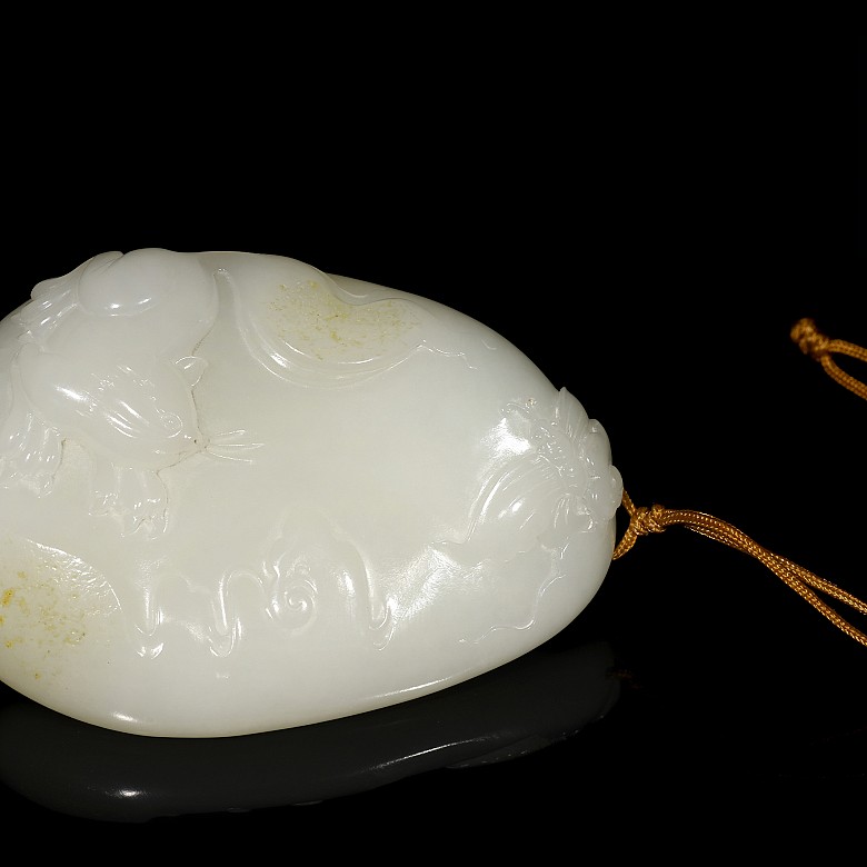 White jade pendant 'Squirrel and butterfly', Qing dynasty, Qianlong