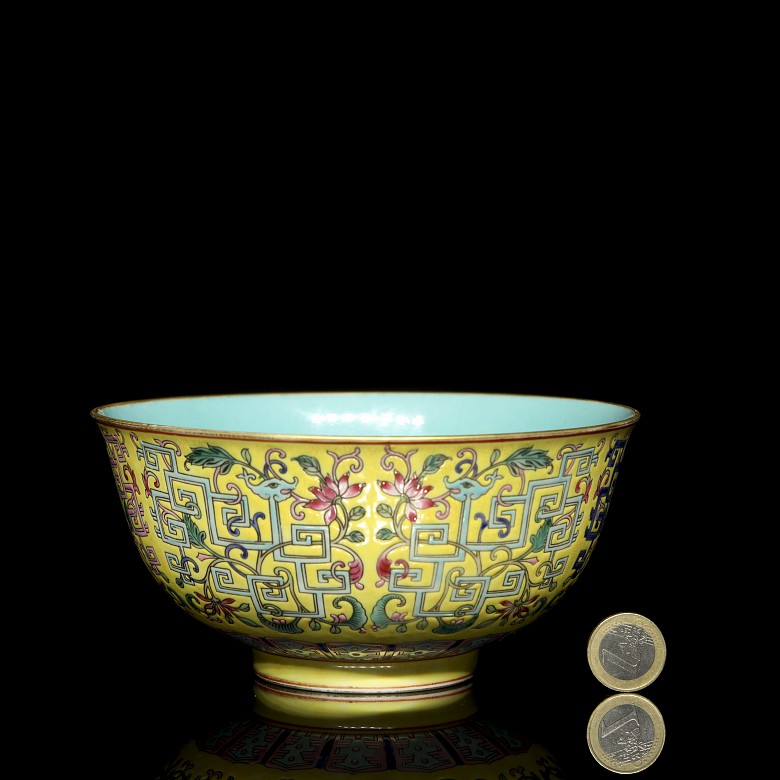 Porcelain enamelled bowl with yellow background, with Yongzheng seal