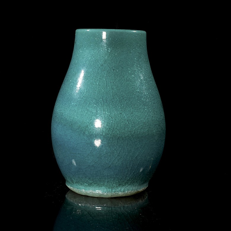 Blue-glazed pottery vase, Qing dynasty