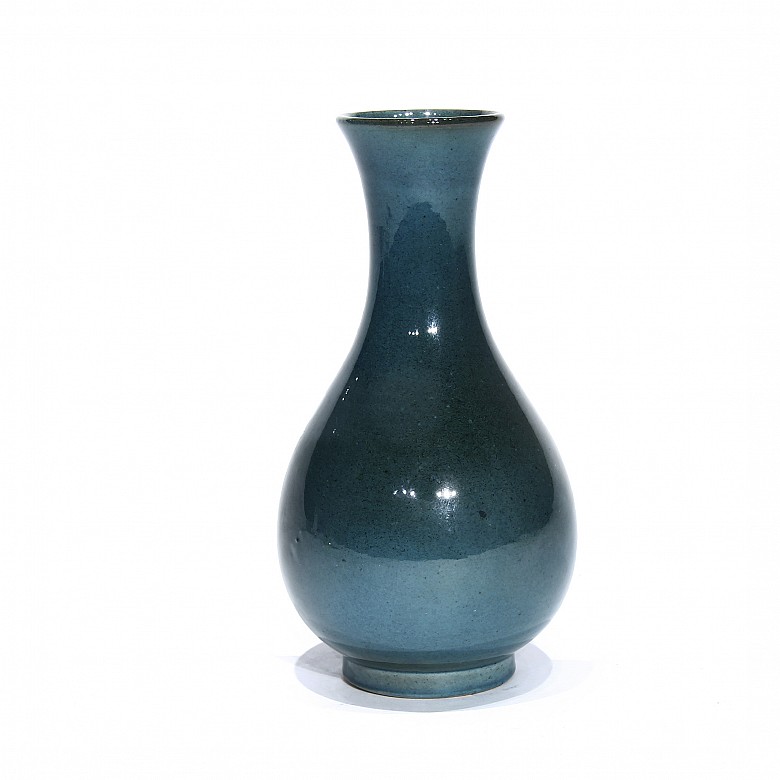 Chinese vase glazed in blue, 20th century