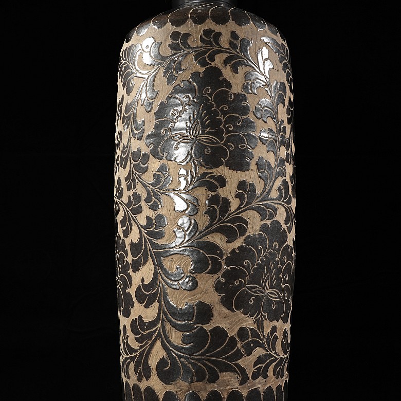 Ceramic vase with sgraffito decoration, Jin dynasty