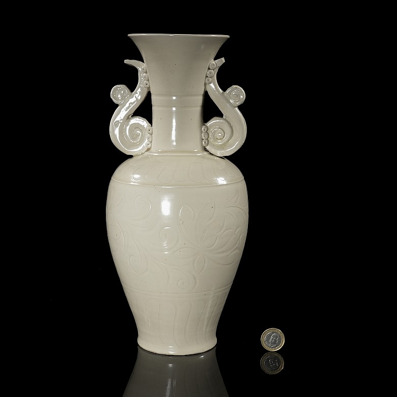 Yuan-style ‘Dingyao’ glazed ceramic vase