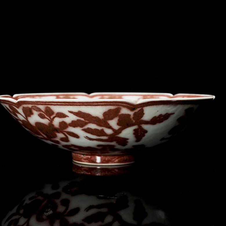 Enamelled porcelain bowl ‘Flowers’, with Xuande mark