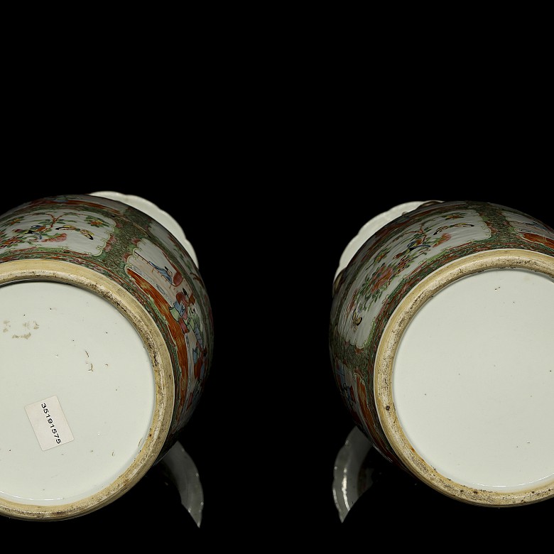 Pair of Cantonese vases “Palace scenes”, 19th century