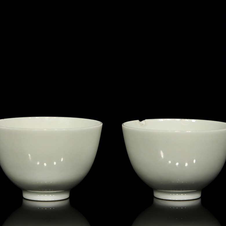 Pair of monochrome porcelain cups, Qing Dynasty