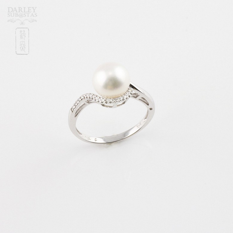 18k white gold ring with pearl and diamonds.