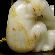 White jade figure 'monkeys', Qing dynasty, Qianlong