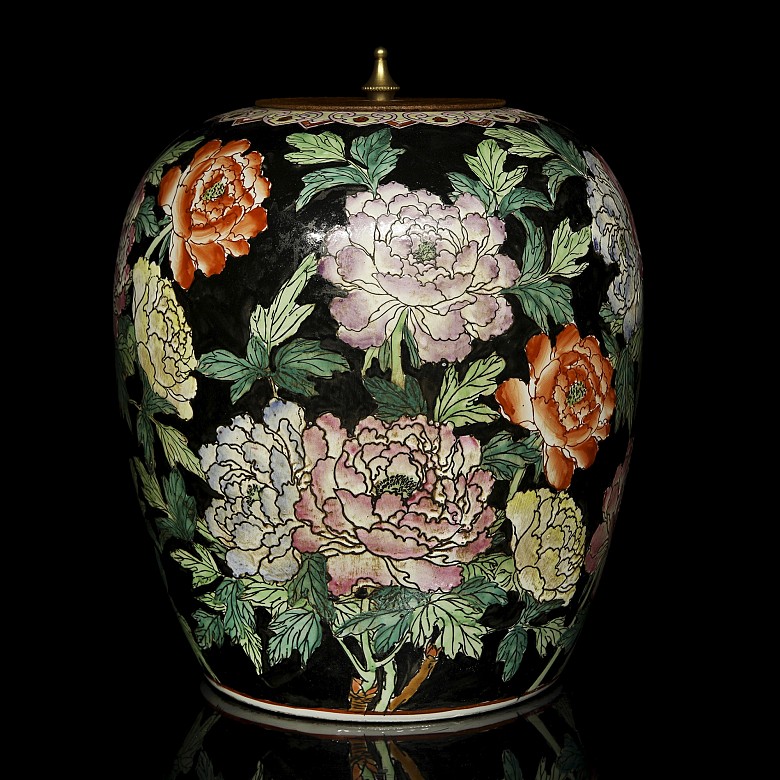 Porcelain tibor with lid “famille noire”, Qing dynasty