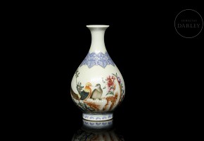 Small porcelain vase ‘Pheasants’, Yongzheng mark