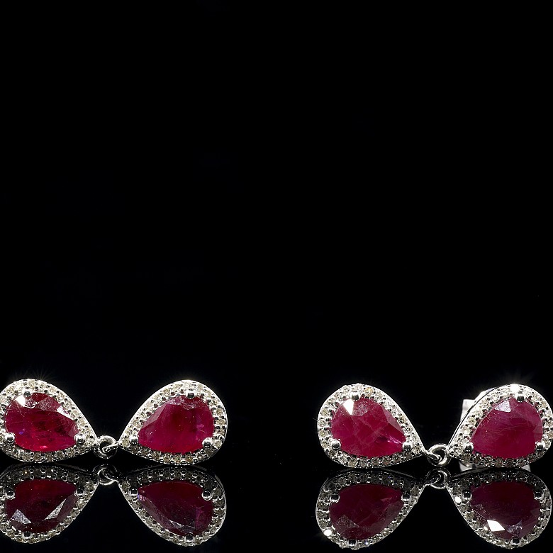 Earrings with movement in white gold with rubies and diamonds