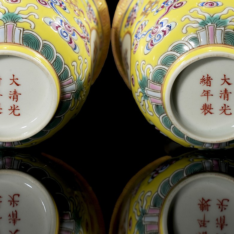 Pair of porcelain cups with yellow background, with Guangxu seal