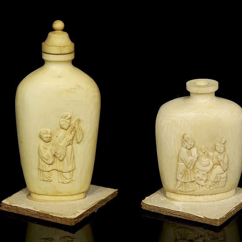 Four small ivory snuff bottles, early 20th century