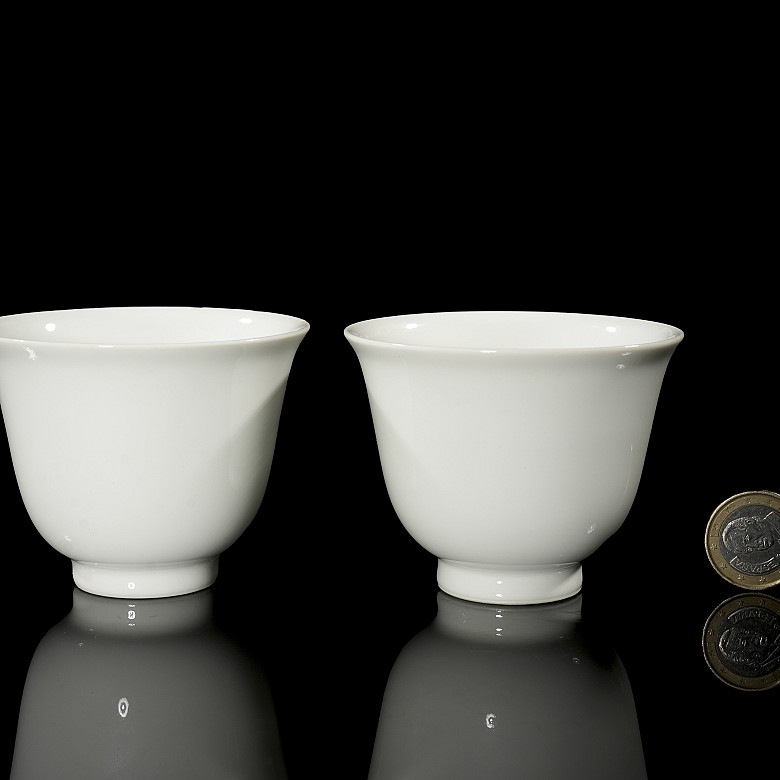 Pareja de tazas de porcelana blanca, con marca Qianlong