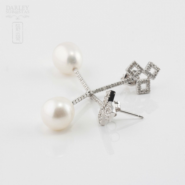 Pearl earrings in 18k white gold and diamonds.