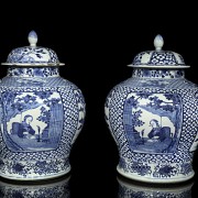 Pareja de tibores de porcelana azul y blanco, Jingdezhen, dinastía Qing