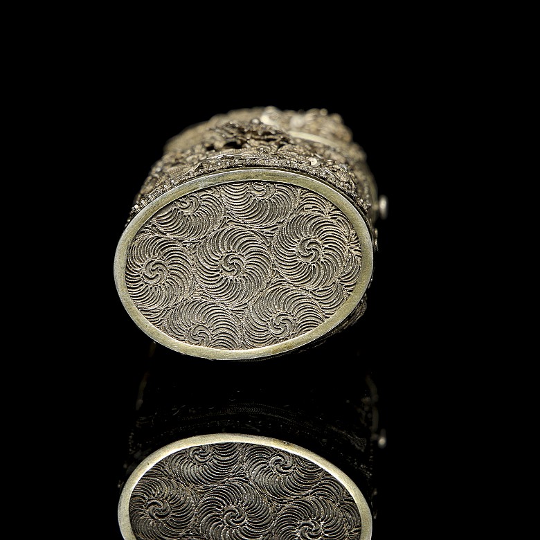 Small silver box ‘Lotuses’, 19th century