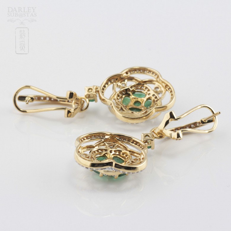 Earrings in 18k yellow gold, emeralds and diamonds.