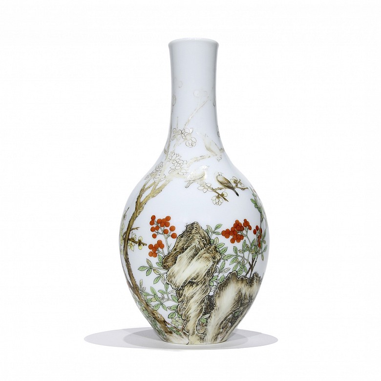 A Falangcai porcelain vase with nature and birds, Qianlong (1736 - 1795).