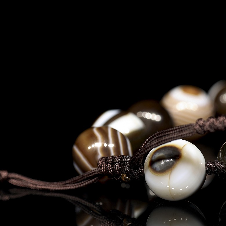 Pulsera con trece cuentas de ágata, S.XX