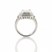 18k white gold ring with diamonds