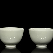 Pareja de tazas en porcelana monocroma, dinastía Qing