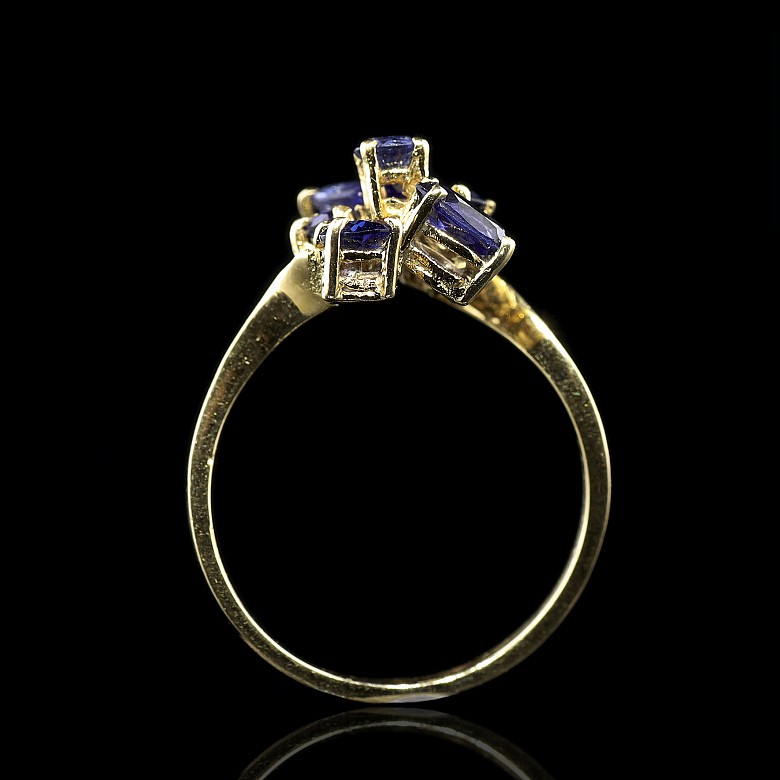 Anillo de oro amarillo 18k y zafiros