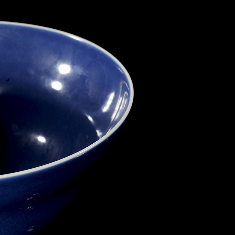 Cobalt-blue glazed porcelain bowl, Qing dynasty