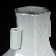 Hexagonal vase with ‘Geyao’ glaze, Qing dynasty