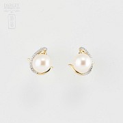 Earrings in 18k yellow gold and diamonds and pearls.