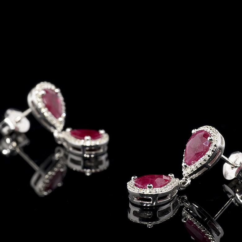 Earrings with movement in white gold with rubies and diamonds