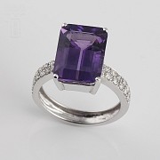 6.93ct amethyst ring and diamonds in 18k white gold.