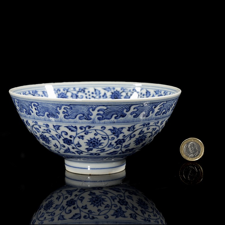 Blue and white glazed porcelain bowl ‘Lotuses’, with Xuande mark, Ming dynasty