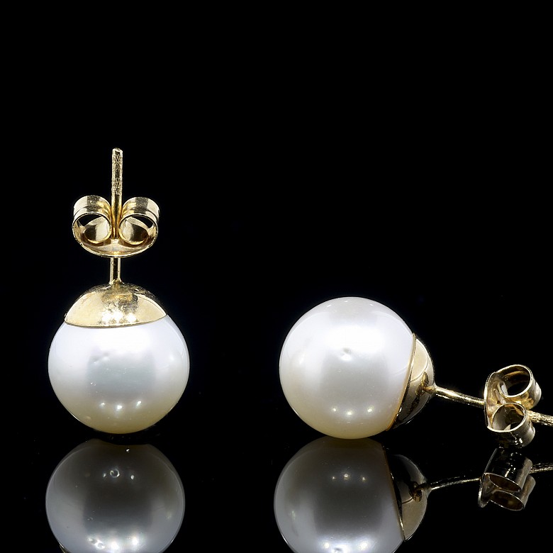 Yellow gold earrings with Australian pearl