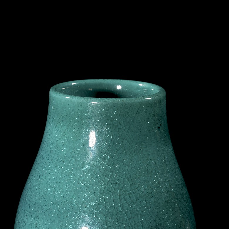 Blue-glazed pottery vase, Qing dynasty