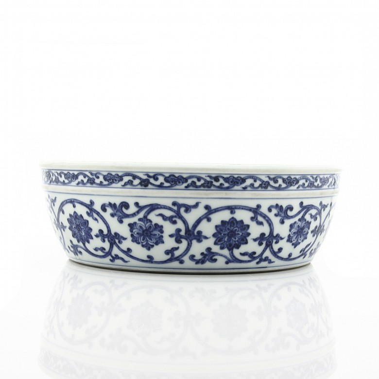 A blue and white floral dish, Qianlong seal mark.