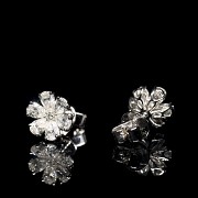 Earrings ‘Flower’ in 18 kt white gold and diamonds