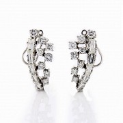 Pendientes de oro blanco con diamantes.