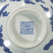 Porcelain bowl ‘Dragons’, with Jiaqing seal