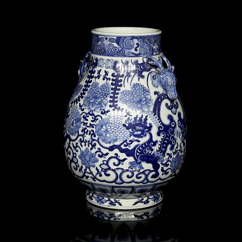 Hu ‘Deer and Dragon’ vase, Qing dynasty